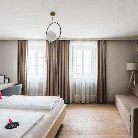 Altstadthotel Weisse Taube 4* Salzburgo